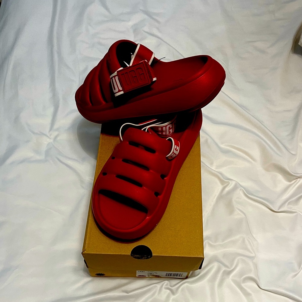 Ugg, size 7, Bergandy color, comfortable shoe
